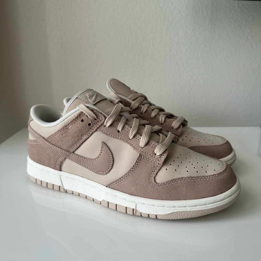 Nike Womens Dunk Low SE Size 9.5 Sanddrift